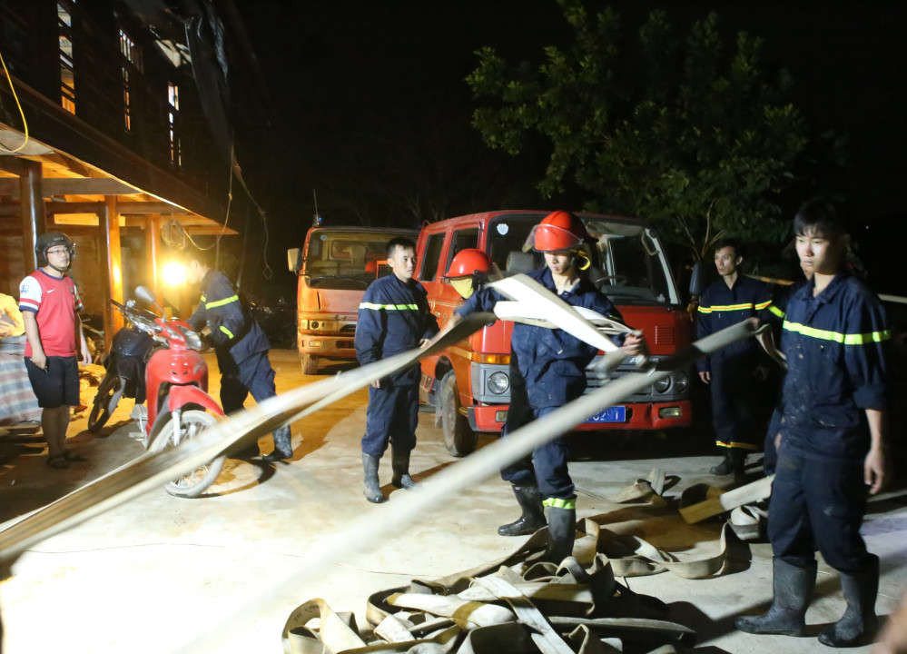 Lực lượng phòng cháy chữa cháy được huy động trong vụ cháy rừng xảy ra đêm 14/5 tại xã Noong Luống, huyện Điện Biên.