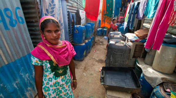 Fatima Bibi phụ trách phân phối nước cho khu ổ chuột Vasant Kunj