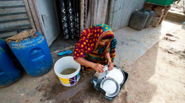Cư dân của khu ổ chuột Vasant Kunj cố gắng tiết kiệm nước bằng cách tái sử dụng nước bẩn để rửa dụng cụ nấu ăn