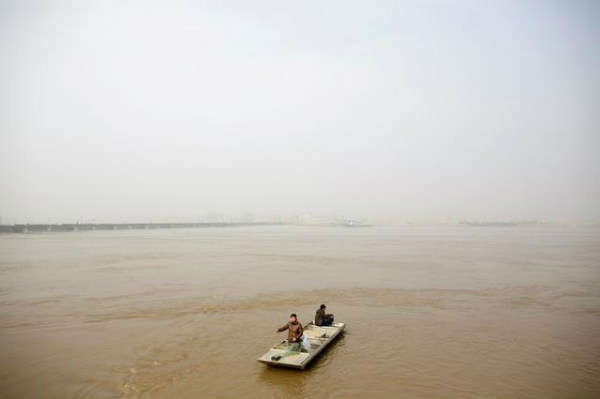 Ngư dân chèo thuyền trên sông Hoàng Hà để thả lưới ở ngoại ô phía Bắc Trịnh Châu, tỉnh Hà Nam, Trung Quốc vào ngày 21/2/2019. Ảnh: Reuters / Thomas Peter