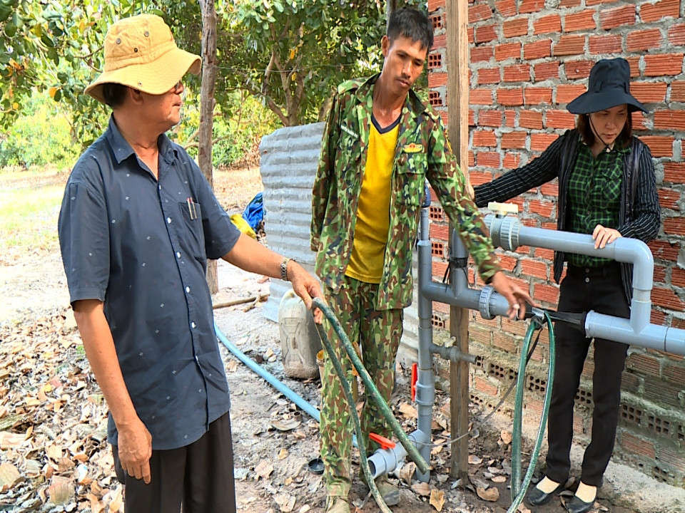 Ảnh lãnh đạo Phòng Nông nghiệp và PTNT huyện Krông Pa kiểm tra hệ thống tưới nhỏ giọt cho cây điều