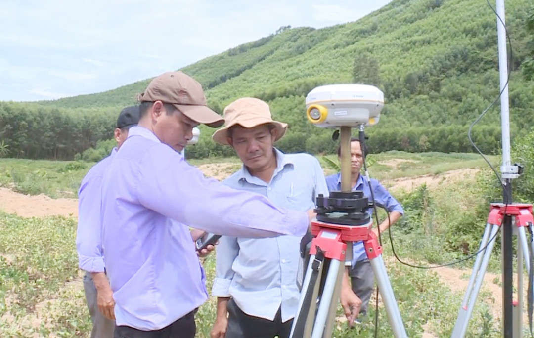 Cơ quan chức năng Thừa Thiên Huế tiến hành đo đạc độ sâu các mỏ của Công ty Tuấn Hải. Ảnh: Võ Nhân