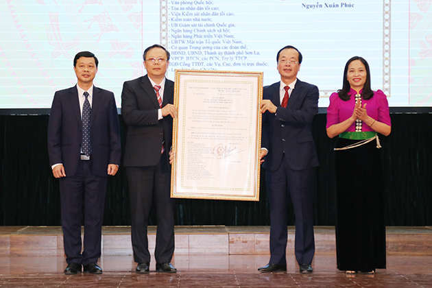 Bộ trưởng Bộ Xây dựng Phạm Hồng Hà trao Quyết định của Thủ tướng Chính phủ công nhận thành phố Sơn La là đô thị loại II trực thuộc tỉnh Sơn La cho thành phố Sơn La (Ảnh: Báo Sơn La)