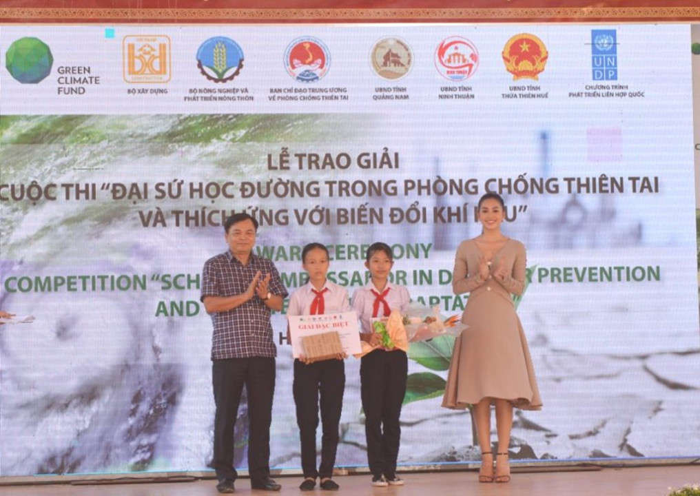 BTC trao giải đặc biệt cho tác phẩm truyền hình “Đánh thức vùng đất đã ngủ yên sau thiên tai” của học sinh trường THCS Nguyễn Bỉnh Khiêm, TP. Hội An