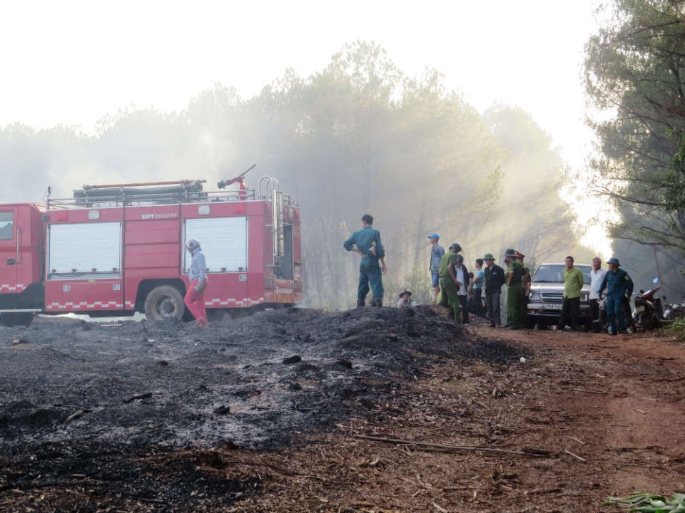 Lực lượng chức năng huy động người, phương tiện chữa cháy rừng