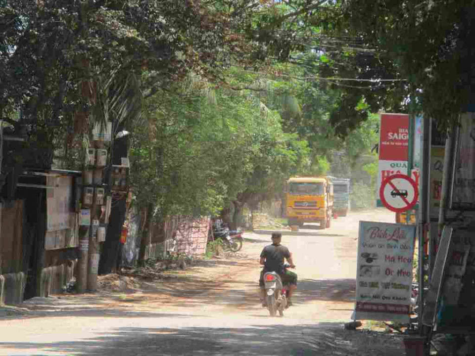 Người dân khu vực 5 phường Quang Trung hàng ngày phải sống chung với bụi, tiếng ồn