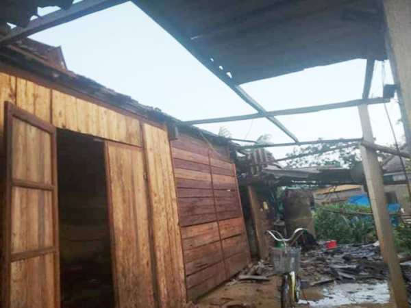 Lốc xoáy làm nhà dân bị tốc mái ở huyện Hương Khê(Ảnh: Sỹ Đức)