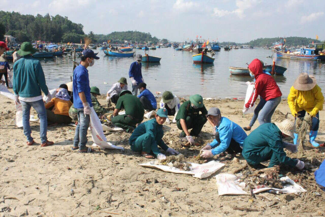 Hàng trăm Đoàn viên Thanh niên, cán bộ, Bộ đội Biên phòng và nhiều người dân địa phương tham gia dọn vệ sinh môi trường ở khu vực vùng cửa biển Sa Cần