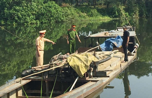 Lực lượng chức năng Thừa Thiên Huế bắt giữ thuyền khai thác cát trái phép