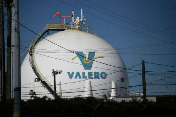 Nhà máy lọc dầu Valero bên cạnh Kênh Houston Ship ở Houston, Texas, Mỹ vào ngày 5/5/2019. Ảnh: Reuters / Loren Elliott