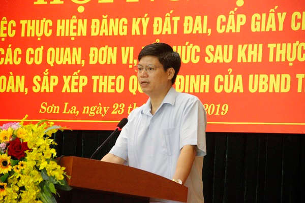 Ông Nguyễn Đắc Lực, Giám đốc Sở TN&MT Sơn La giải đáp các thắc mắc của các đại biểu