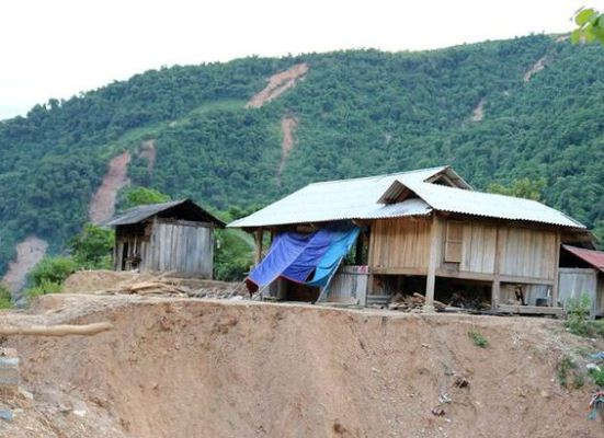 Những ngôi nhà ở xã Mường Típ (huyện Kỳ Sơn) nằm chênh vênh bên vách núi thuộc diện di dời khẩn cấp