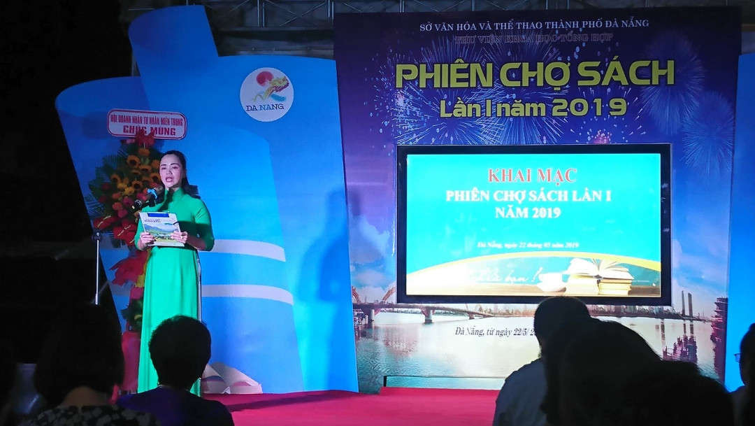 Đại diện lãnh đạo Thư viện Khoa học tổng hợp Đà Nẵng phát biểu khai mạc Phiên chợ sách 2019