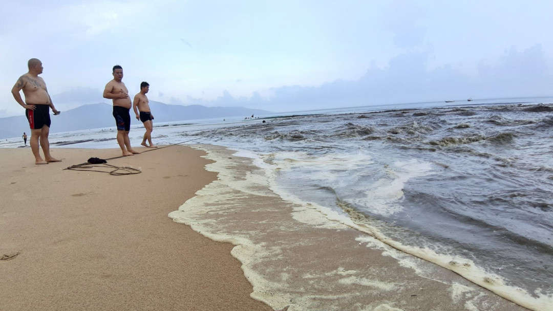 Nhóm khách người Trung Quốc bức xúc trước nước biển đang sủi bọt vàng