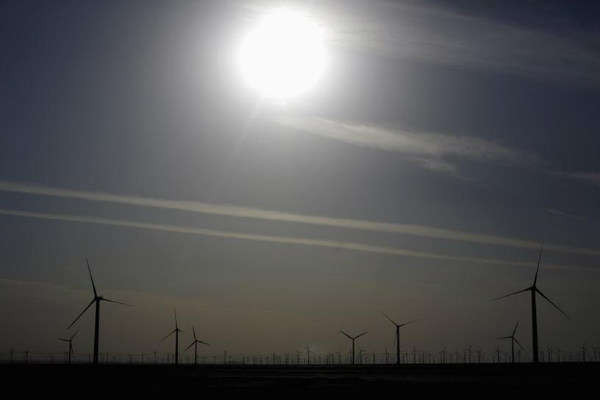 Tuabin gió sử dụng để tạo ra điện tại một trang trại gió ở Guazhou cách Lan Châu, tỉnh Cam Túc, Trung Quốc 950km về phía Tây Bắc vào ngày 15/9/2013. Ảnh: Reuters / Carlos Barria