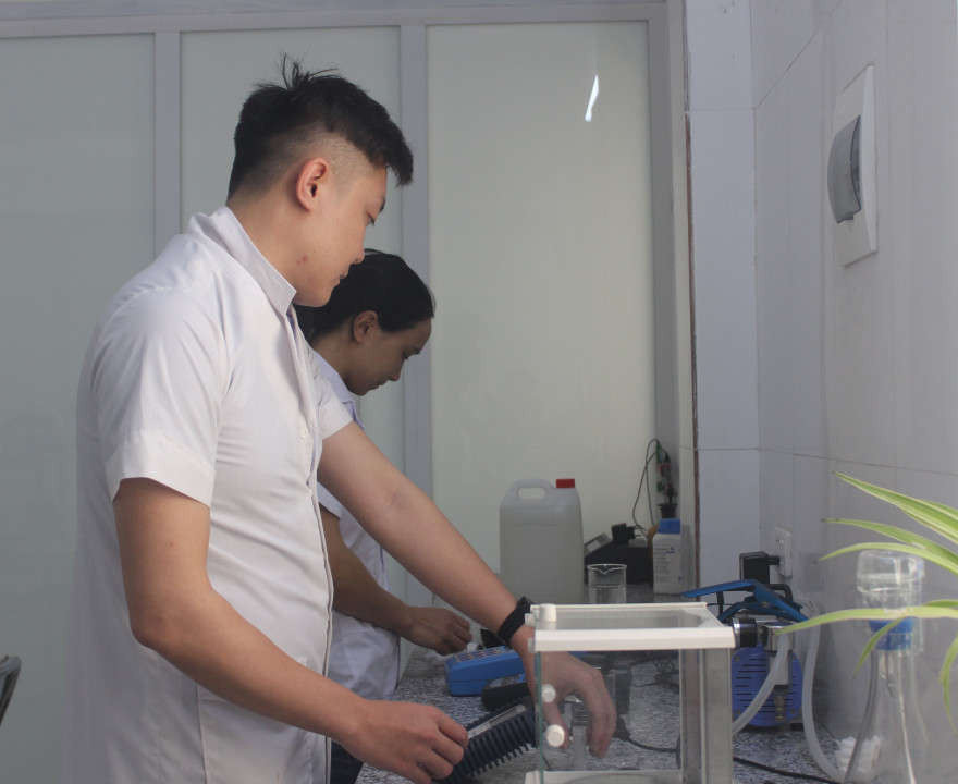 Cán bộ Công ty cổ phần cấp nước Điện Biên kiểm tra chất lượng nước đầu ra của Nhà máy nước TP. Điện Biên Phủ.