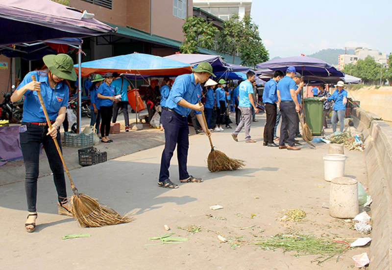 Tuổi trẻ khối doanh nghiệp Lào Cai tham ra dọn dẹp rác, phân loại rác thải tại nguồn và tuyên truyền cho người dân hiểu tác hại của chất thải nhựa.