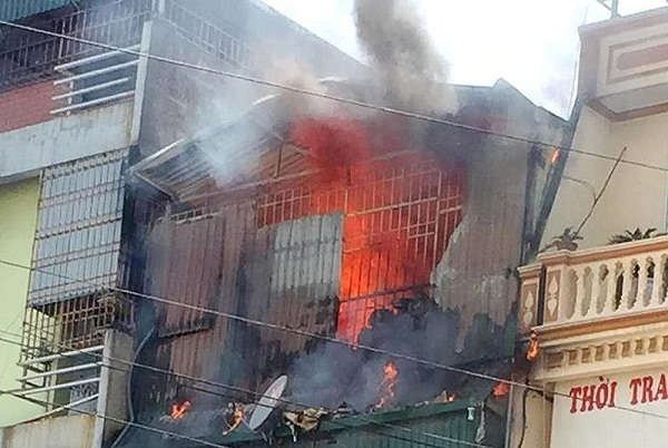 Thanh Hóa: Ngôi nhà 4 tầng cháy dữ dội, cả phố náo loạn