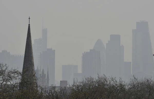 Khu tài chính của Thành phố London từ góc nhìn phía Đồi Primrose khi ô nhiễm không khí cao che khuất đường chân trời của London vào ngày 10/4/2015. Ảnh: Reuters / Toby Melville