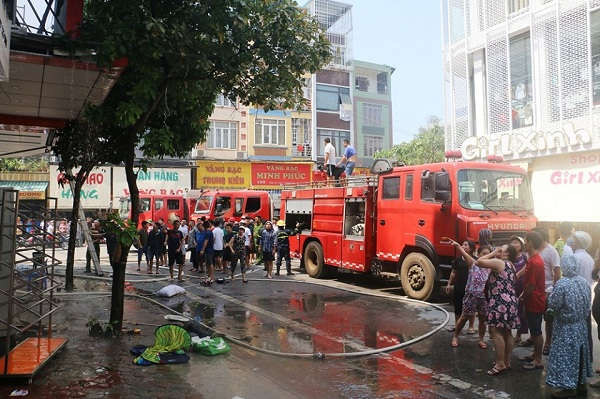 Nhiều xe cứu hỏa và chiến sĩ đã được huy động để khống chế đám cháy.