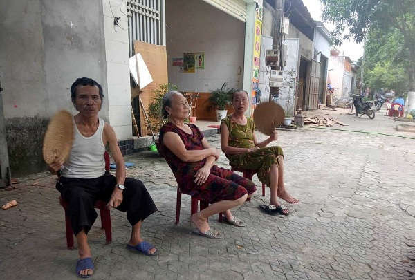 Người dân ở Khối 1, thị trấn Kim Sơn (huyện Quế Phong) khổ sở vì điện mất trong thời tiết nắng nóng – Đây cũng là nỗi khổ chung của người dân toàn huyện