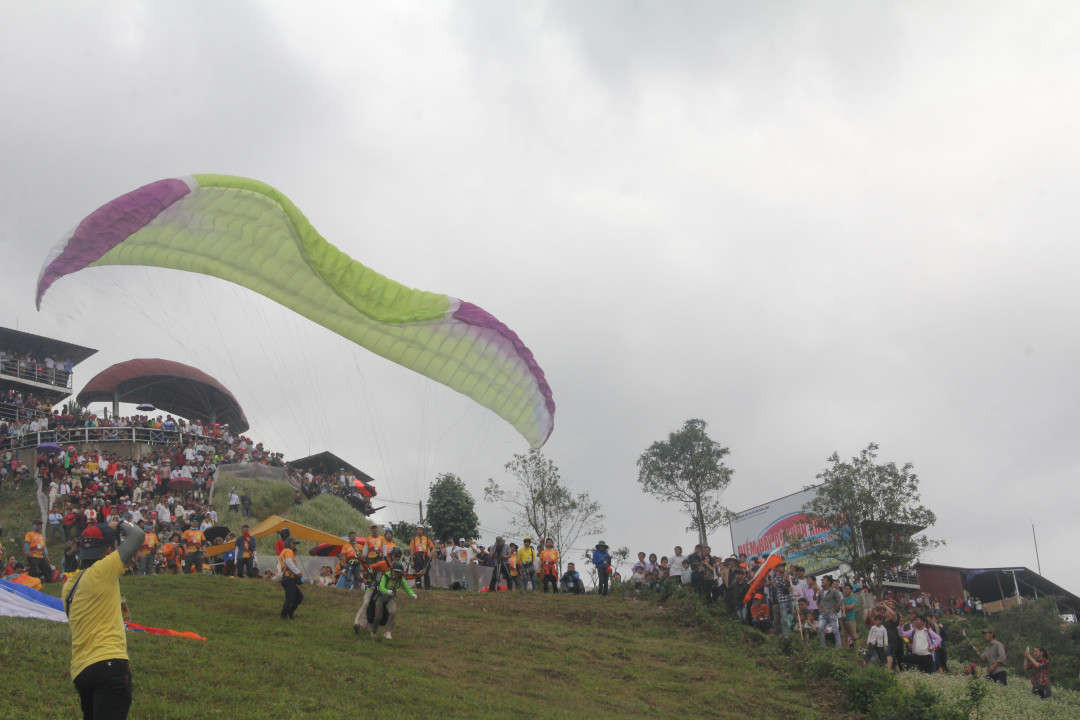Yên Bái khai mạc Festival dù lượn 'Bay trên mùa nước đổ' tại Mù Cang Chải.