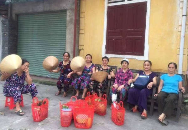 Phong trào “chống rác thải nhựa” được đẩy mạnh và đang lan tỏa tốt tại Nghệ An – trong ảnh là Hội phụ nữ phường Bến Thủy đi chợ bằng làn để không phải dùng đến túi ni lông