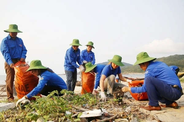 Công tác dọn rác thải tại các bờ biển vào các ngày cuối tuần được tiến hành thường xuyên