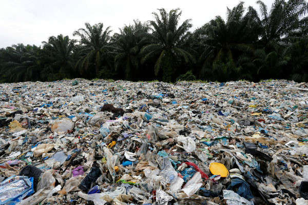 Rác thải nhựa chất đống bên ngoài một nhà máy tái chế bất hợp pháp ở Jenjarom, Kuala Langat, Malaysia vào ngày 14/10/2018. Ảnh: Reuters / Lai Seng Sin