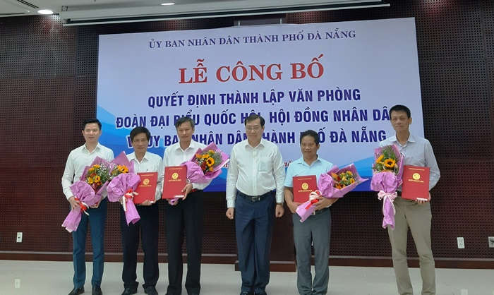 1. Chủ tịch UBND TP. Đà Nẵng Huỳnh Đức Thơ trao Quyết định bổ nhiệm cho Chánh Văn phòng và các Phó Chánh Văn phòng 