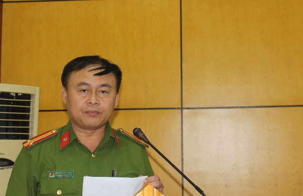 Trung tá Nguyễn Quốc Khánh- Phó Trưởng phòng Cảnh sát Môi trường Công an tỉnh trình bày bản tham luận: “Công tác phối hợp giữa lực lượng Cảnh sát môi trường và ngành TNMT tron hoạt động bảo vệ môi trường trên địa bàn”