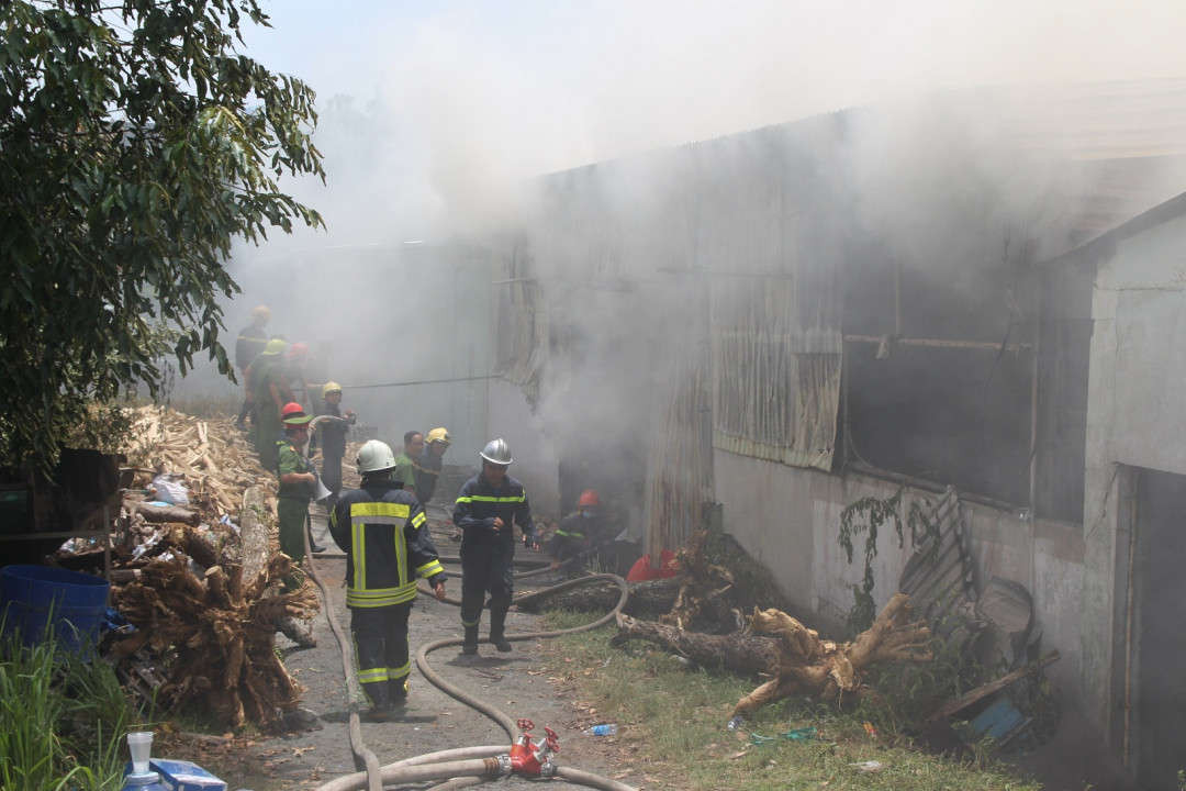 Nhà xưởng chứa nhiều vật dụng dễ cháy nên ngọn lửa bùng phát dữ dội
