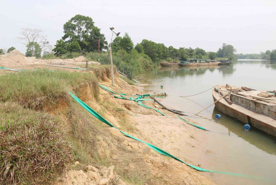 Sông sạt lở do nạn khai thác cát trái phép tại Quảng Trị