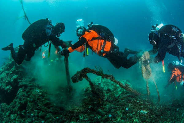 Thợ lặn trục vớt 2 tấn lưới bằng nhựa không sử dụng dưới đáy biển Hy Lạp