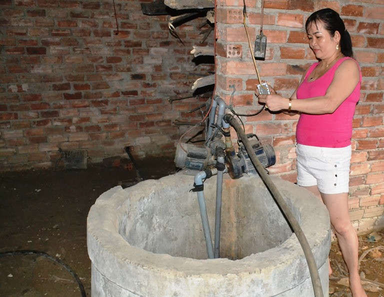 Chưa có nước sạch, nhiều gia đình ở thôn Phước Hâu phải dùng nước giếng, bị ô nhiễm và cạn kiệt vào mùa khô