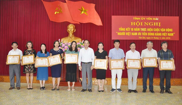 Đại diện UBND tỉnh Yên Bái trao bằng khen cho 10 tập thể, 10 cá nhân có thành tích xuất sắc trong 10 năm thực hiện CVĐ giai đoạn 2009-2019