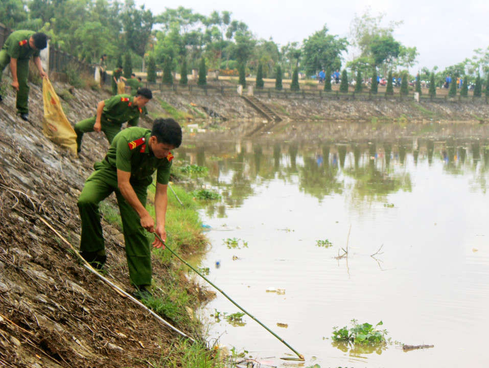 Đoàn viên Công an tỉnh Điện Biên vớt rác lòng sông Nậm Rốm