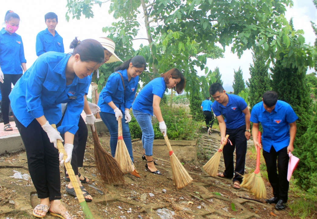 Đoàn viên,thanh niên tham gia vệ sinh môi trường khu vực dọc sông Nậm Rốm