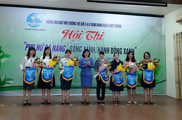  7 đội thi nhận hoa của ban tổ chức