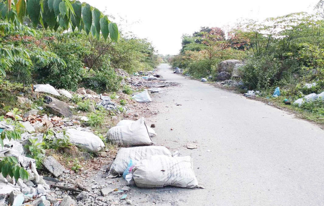 Rác thải tràn ngập các tuyến đường xung quanh làng Đại học Huế