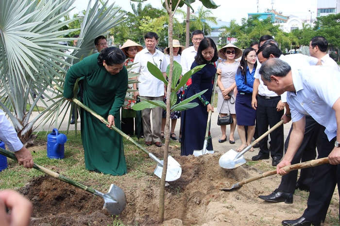 Phó Chủ tịch Thường trực Quốc hội Tòng Thị Phóng và đoàn công tác trồng cây lưu niệm tại Cung Thiếu nhi Đà Nẵng