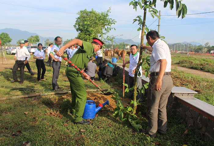 Các đại biểu trồng 10 cây xanh tại sân vận động xã Hòa Nhơn, huyện Hòa Vang, TP. Đà Nẵng