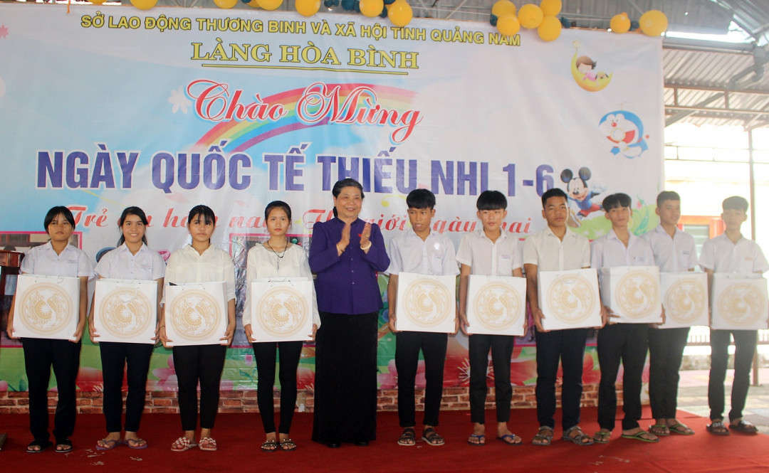 Phó Chủ tịch Quốc hội Tòng Thị Phóng tặng quà cho các em ở Làng Hòa Bình (xã Tam Đàn, huyện Phú Ninh, tỉnh Quảng Nam)