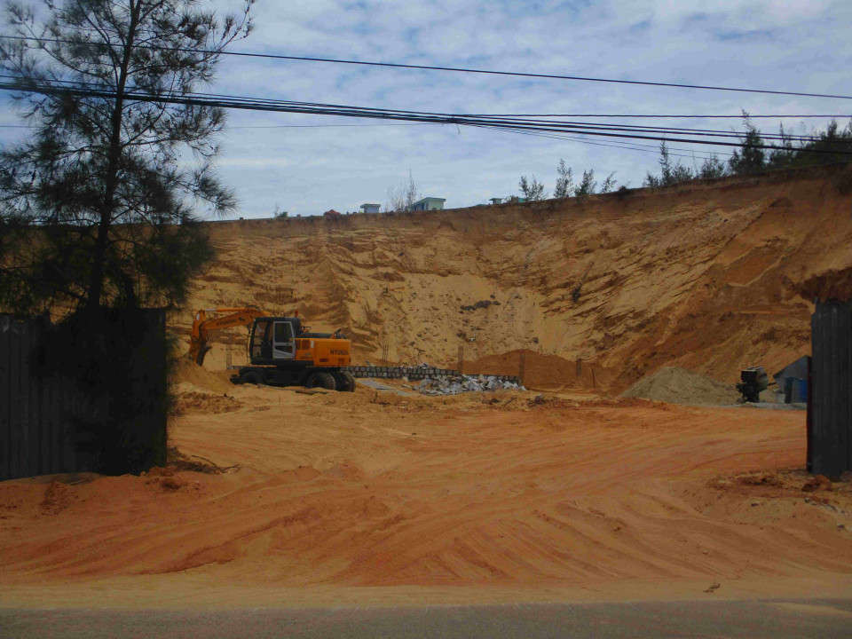 Hai tháng nay, tại khu vực xây dựng bến xe xã Nhơn Lý, thành phố Quy Nhơn xuất hiện hoạt động khai thác, vận chuyển cát Khu kinh tế Nhơn Hội