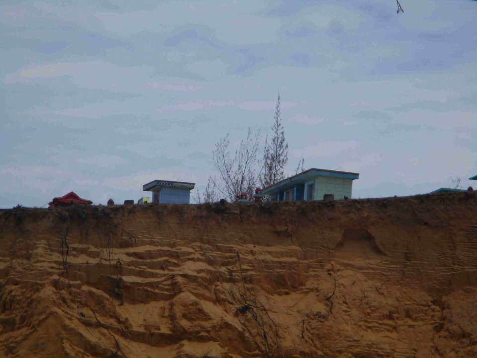 Trên đỉnh đồi cát vẫn còn nhiều ngôi mộ của người dân xã Nhơn Lý nằm yên nghỉ 