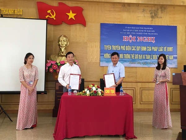 Ông Nguyễn Văn Thi – Trưởng Ban quản lý Khu kinh tế Nghi Sơn và các Khu công nghiệp tỉnh Thanh Hóa ký cam kết bảo vệ môi trường với chủ dự án, đơn vị sản xuất kinh doanh.