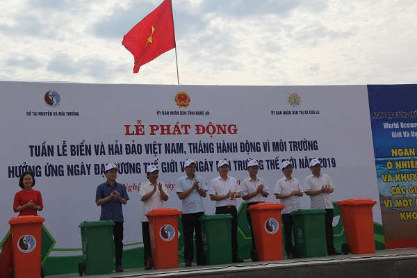 Sở TN&MT Nghệ An trao 30 thùng rác cho thị xã Cửa Lò