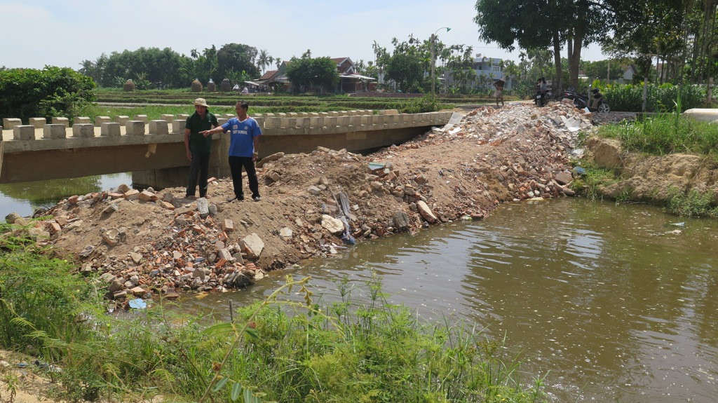 Người dân góp tiền đổ đất san lấp ngang tuyến kênh để phản đối ô nhiễm
