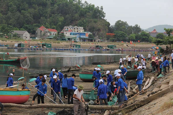 Hàng trăm người tham gia dọn rác tại Lạch Lò và chợ cá phường Nghi Thủy