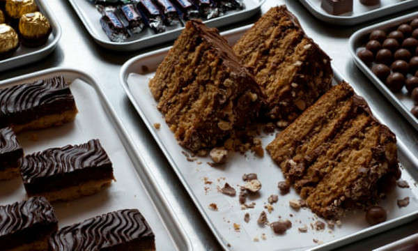 Associated Press cho biết báo cáo của Cục quản lý Thực phẩm và Dược phẩm Mỹ (FDA) phát hiện trong bánh sô cô la có mức PFAS cao hơn 250 lần so với hướng dẫn của liên bang. Ảnh: Jill Mead